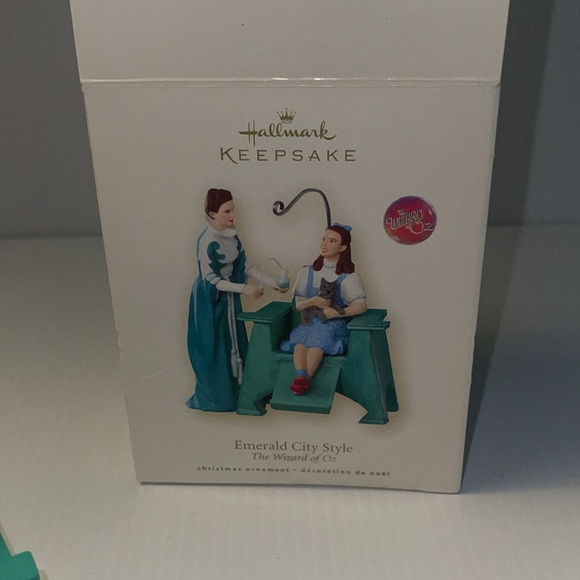 2008 Hallmark ornament of Dorothy and Toto from The Wizard of Oz - Picture 4 of 6